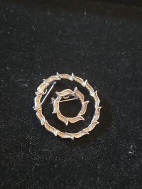 Silver-Tone Leaf Circle Brooch Pin Set - Elegant Women’s Jewelry